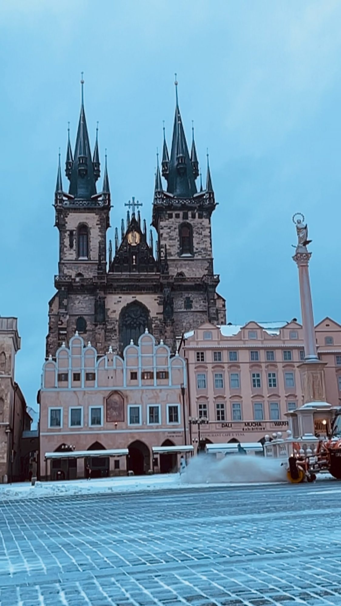 Old town square this morning 🌨❄️☃️ #prague #thisisprague #snow #oldtownsquare #praha
