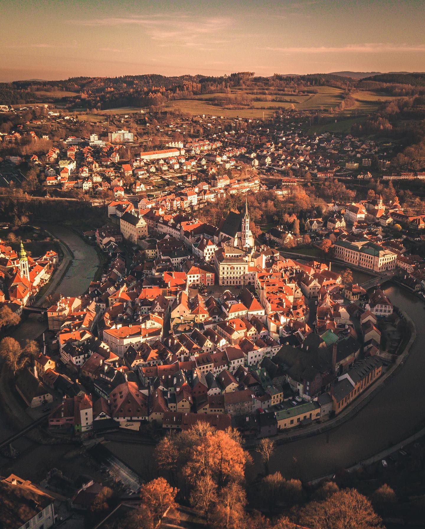 Český Krumlov 😍🍂🍁 #beautifuldestinations #ceskykrumlov #thisisczech #czech #travelczech #fromwhereidrone #emptycity #czechtourism #oldtown #birdview