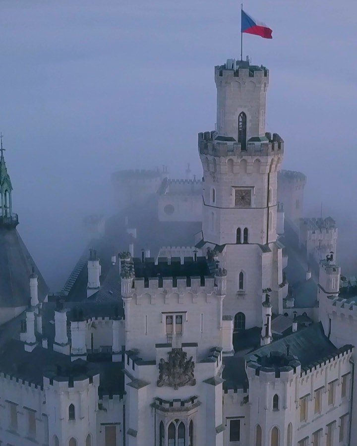 That castle in motion 🏰🇨🇿 #hluboka #fromwhereidrone #castle #czech #thisisczech #fotimecesko #fog #fairytale #visitczechrepublic #czechcastles #misty #travelczech #abovetheclouds