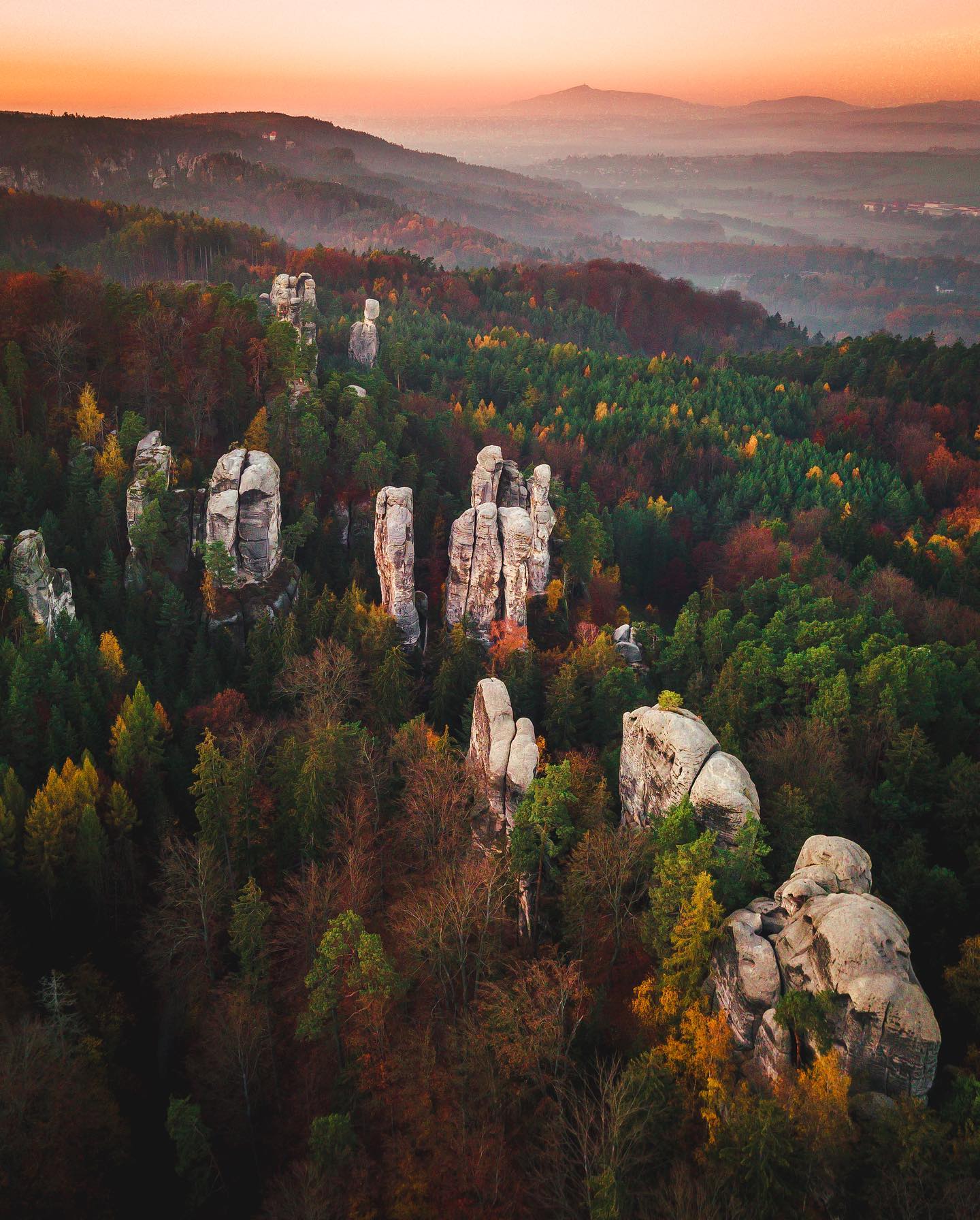 Hues of Autumn 🍂 🍃🍁 #visitcz #thisisczechia #hrubaskala #travellocal #djiczsk #autumn #fall #fromwhereidrone #earthpixs #czech