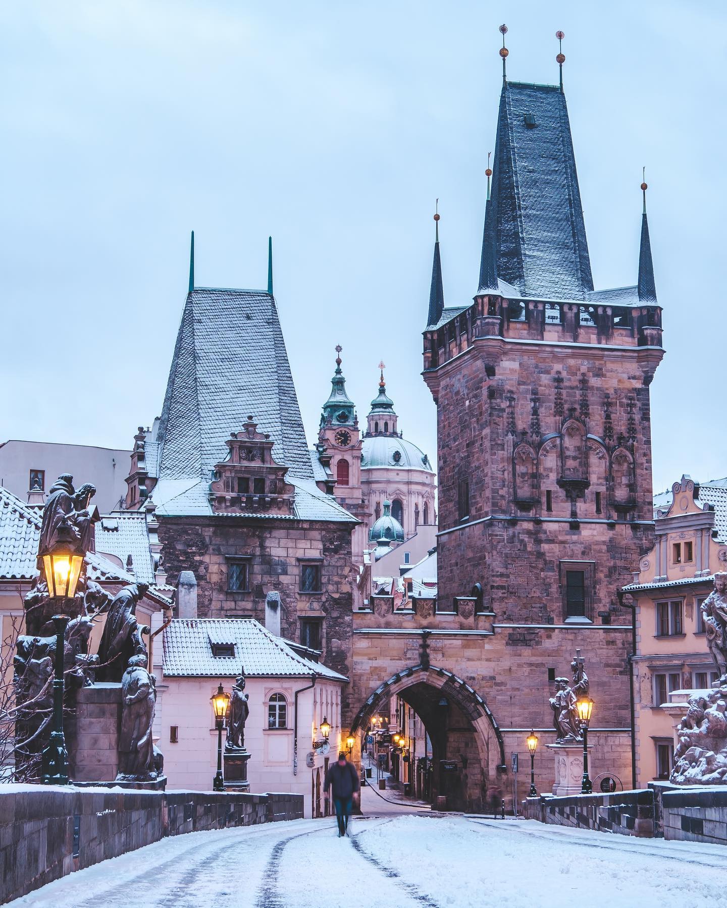 Sugar coated #Prague ❄️☃️🌨 #ThisIsPrague #snow #charlesbridge #praha #chasingsnowflakes #bridge #snowing #czechia #thisisczech