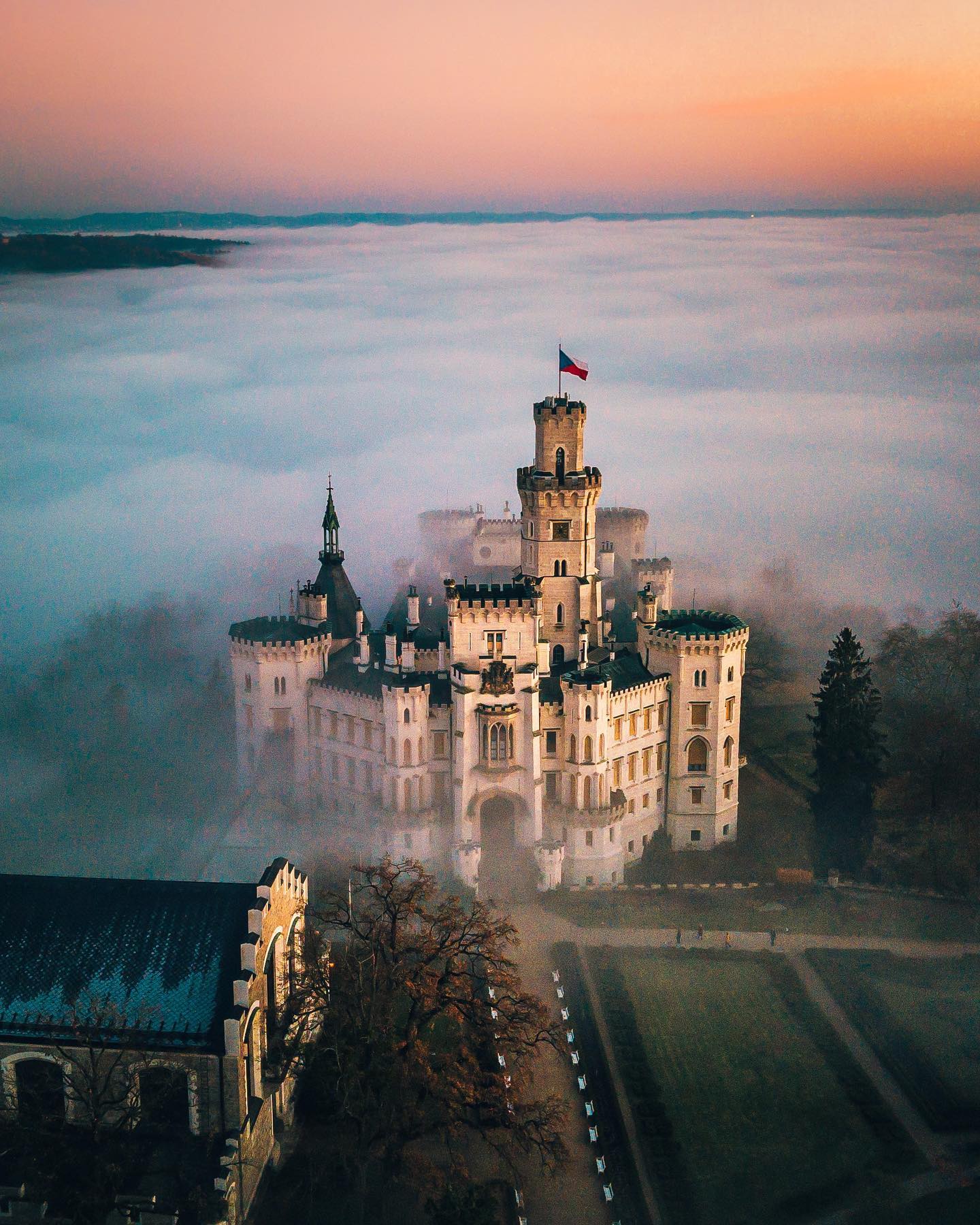 Castle above the clouds 🏰☁️🇨🇿 #czech #thisisczech #zamekhluboka #fairytailcastle #travelczech #princess #hlubokacastle #lowclouds #fairytail #castle #fromwhereidrone #sunset #chasi