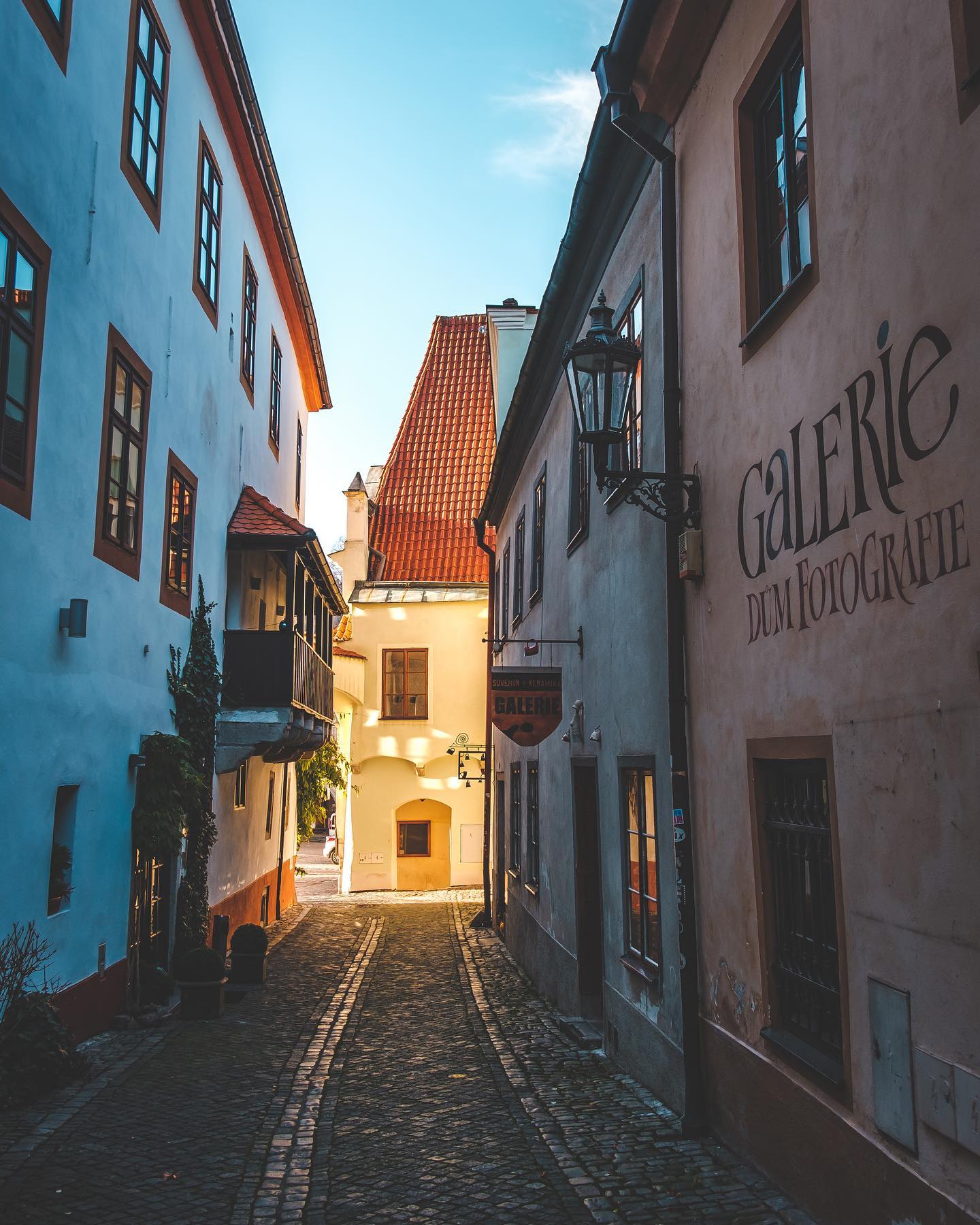 Ghost Town Český Krumlov Part 1. 🇨🇿👻 It was quite surreal to walk on the empty streets usually crowded with tourist. #thisisczech #ceskykrumlov #czech #ghosttown #lockdown #thisisc
