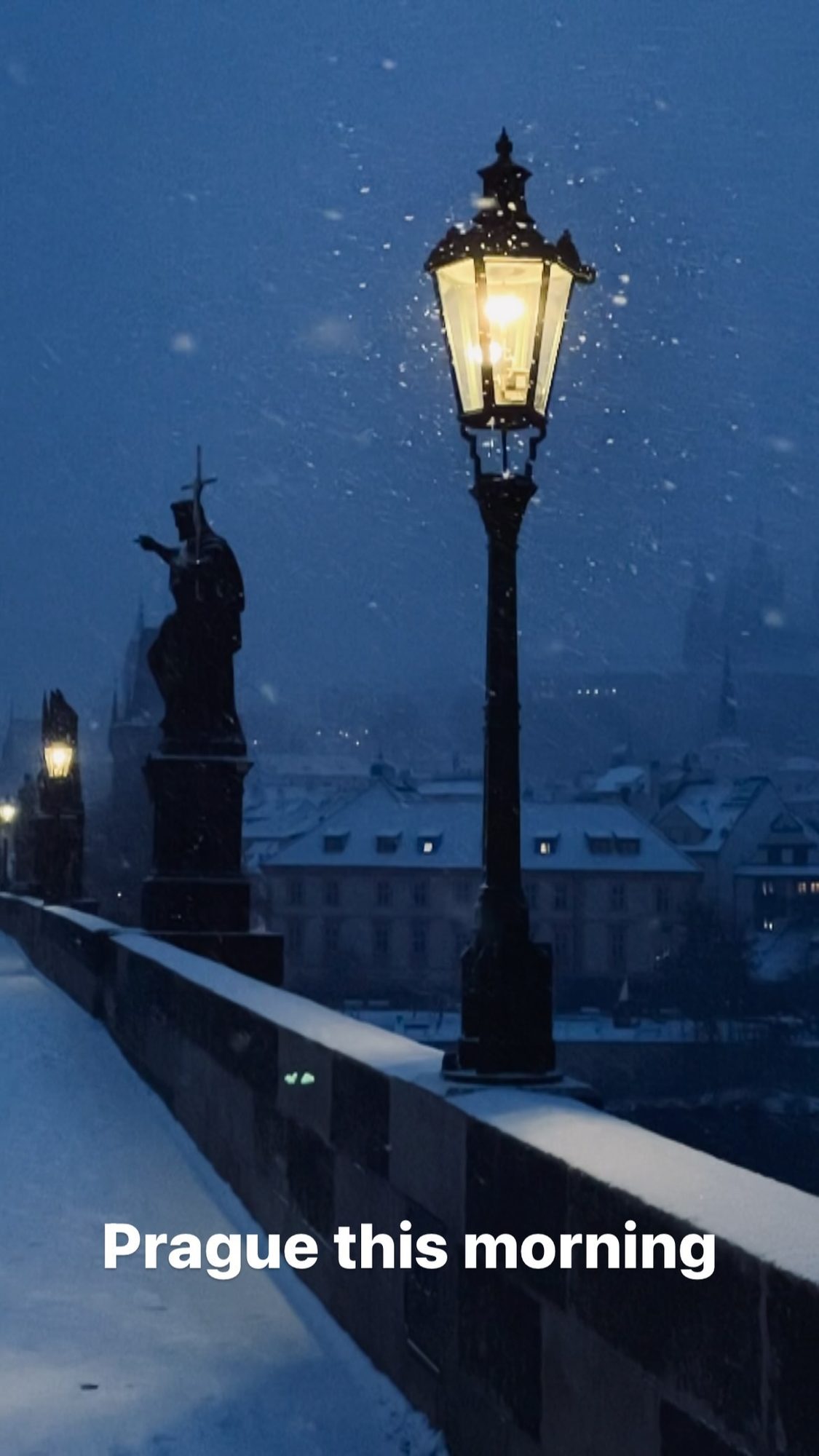 It was so beautiful this morning again with the fresh #snow, didn’t last long though ☃️❄️🌨 #Thisisprague #prague #charlesbridge #praha #snowing #lamppost #bridge #czech #czechia
